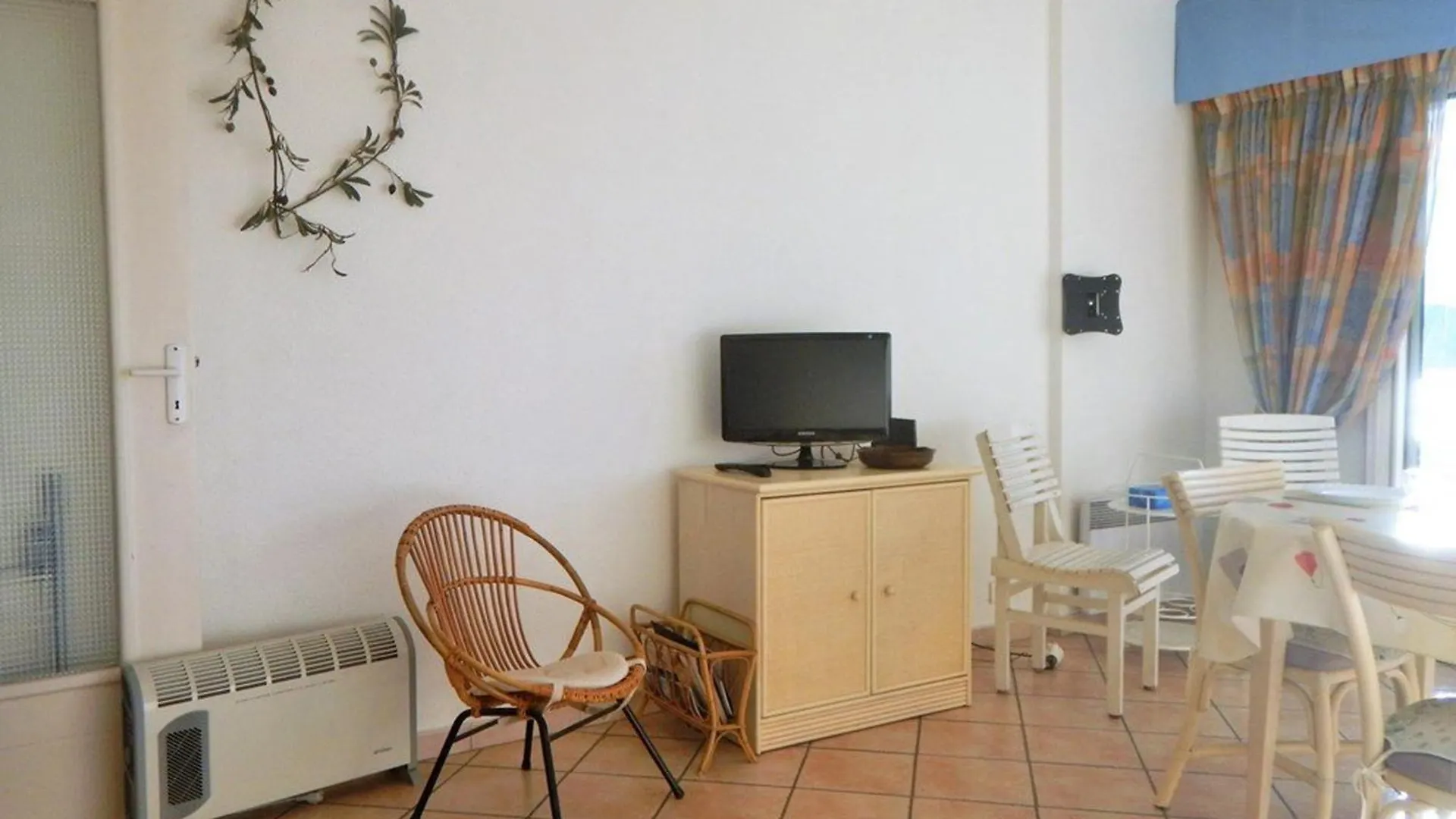 Appartement 2 Pieces, Terrasse, Proche Plage Et Centre, Le Lavandou - Fr-1-251-345 contacts