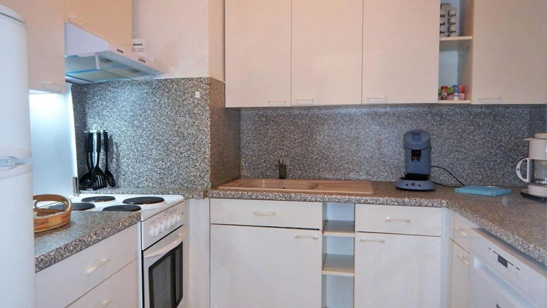 Appartement 2 Pieces, Terrasse, Proche Plage Et Centre, Le Lavandou - Fr-1-251-345 Apartment