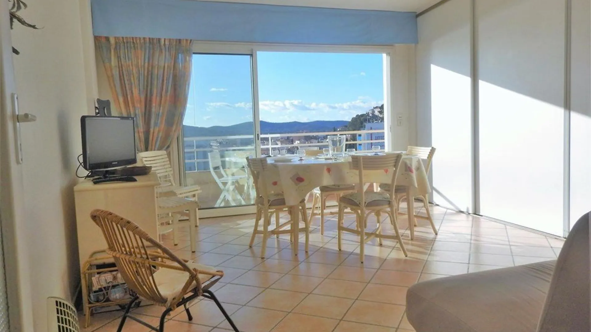 Appartement 2 Pieces, Terrasse, Proche Plage Et Centre, Le Lavandou - Fr-1-251-345 0*,  France