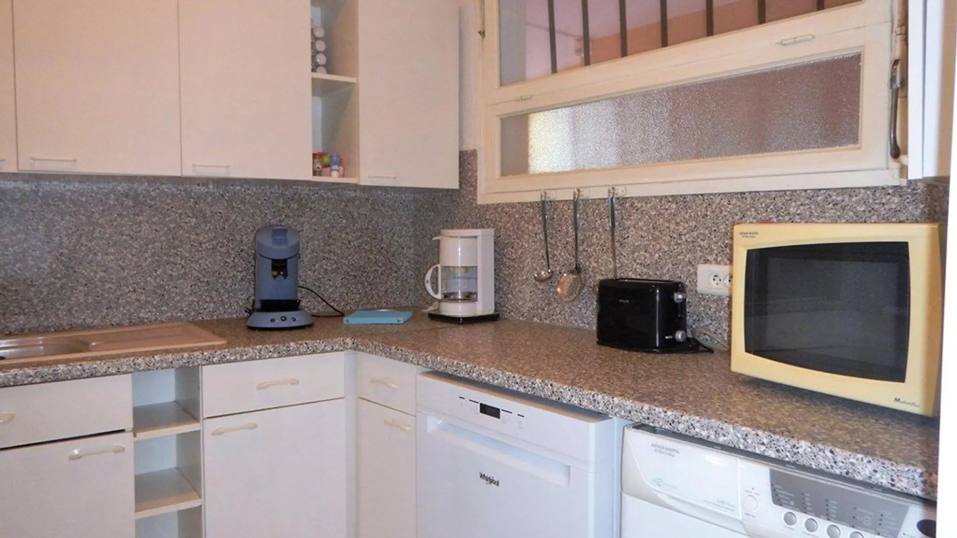 Appartement 2 Pieces, Terrasse, Proche Plage Et Centre, Le Lavandou - Fr-1-251-345 France